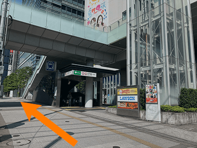 ③都営新宿線大門駅改札が見えます。改札を右手に、左にお曲がりください。